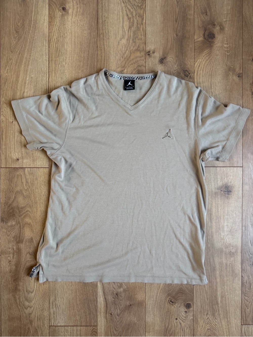 Nike Air Jordan Men’s 100% Cotton V-Neck Short Sleeve Shirt in Beige Size Large